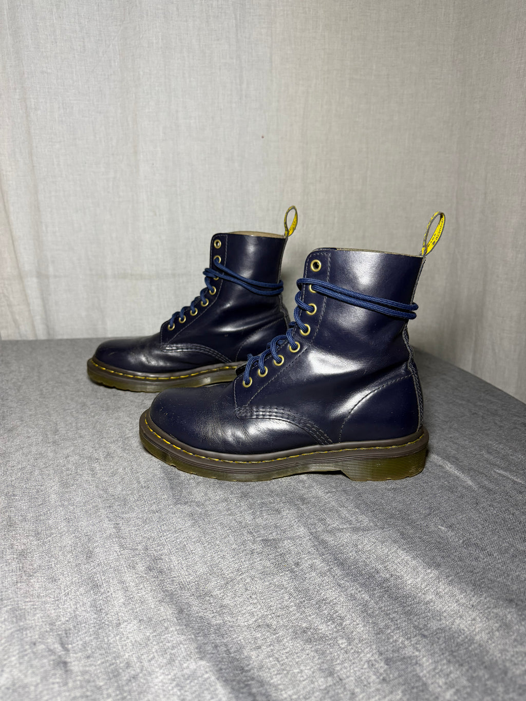 Dr. Martens Pascal 8-Eye Boots - Navy Blue
Leather UK 4 US Women 6 EU 37