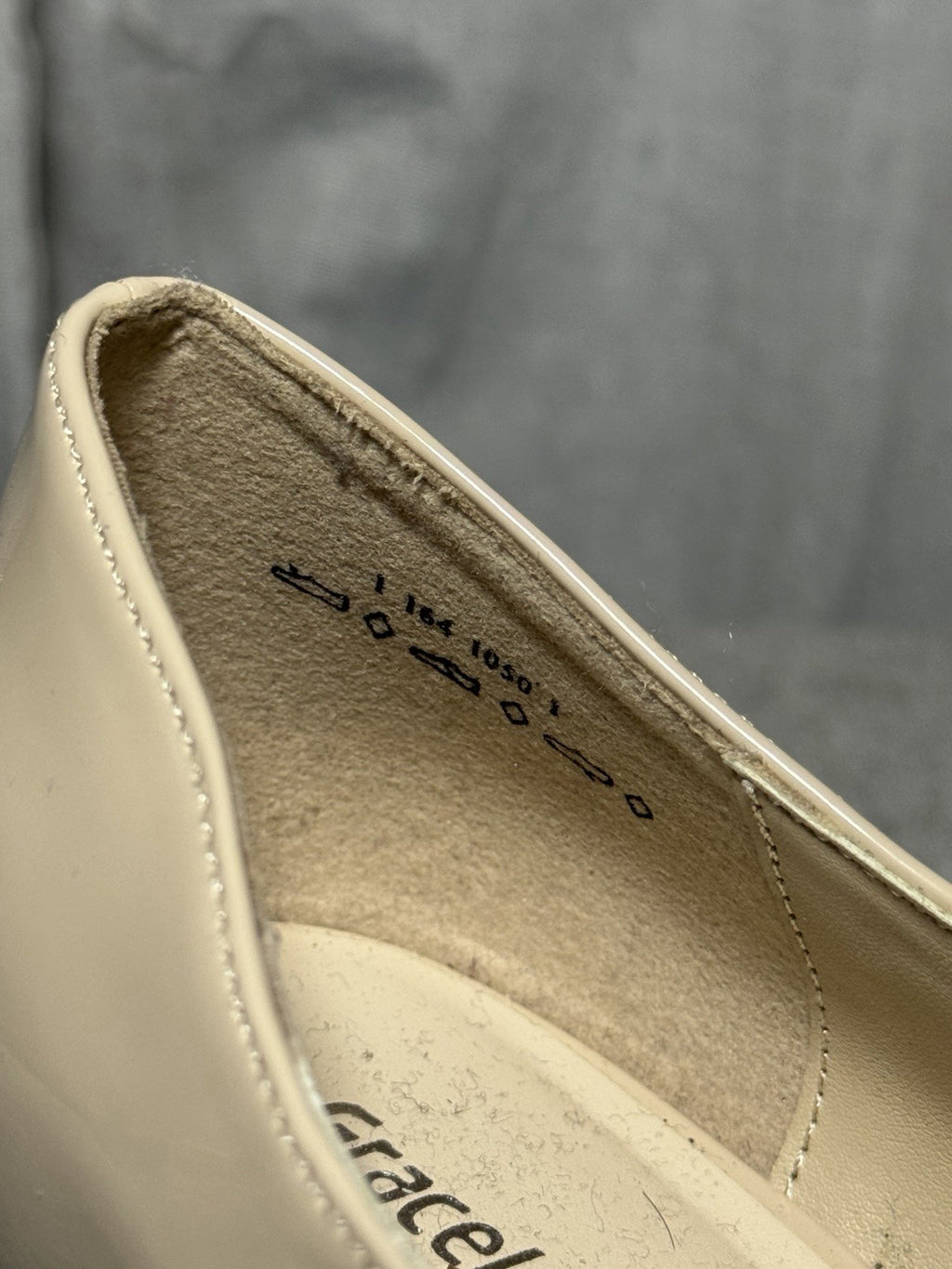 Graceland Beige Patent T-Strap Block Heel Pumps Womens Size EU 40 Vintage Style