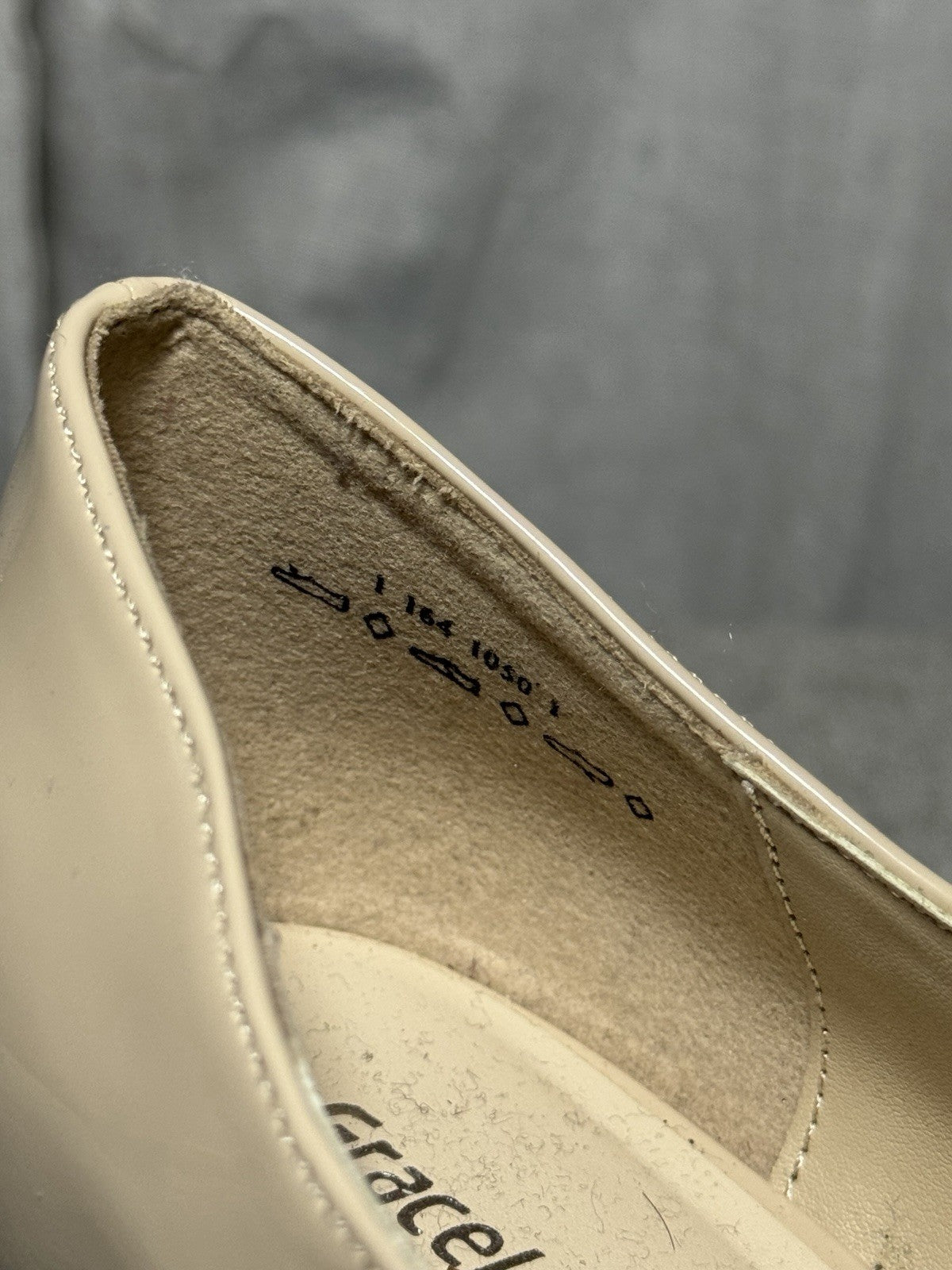 Graceland Beige Patent T-Strap Block Heel Pumps Womens Size EU 40 Vintage Style