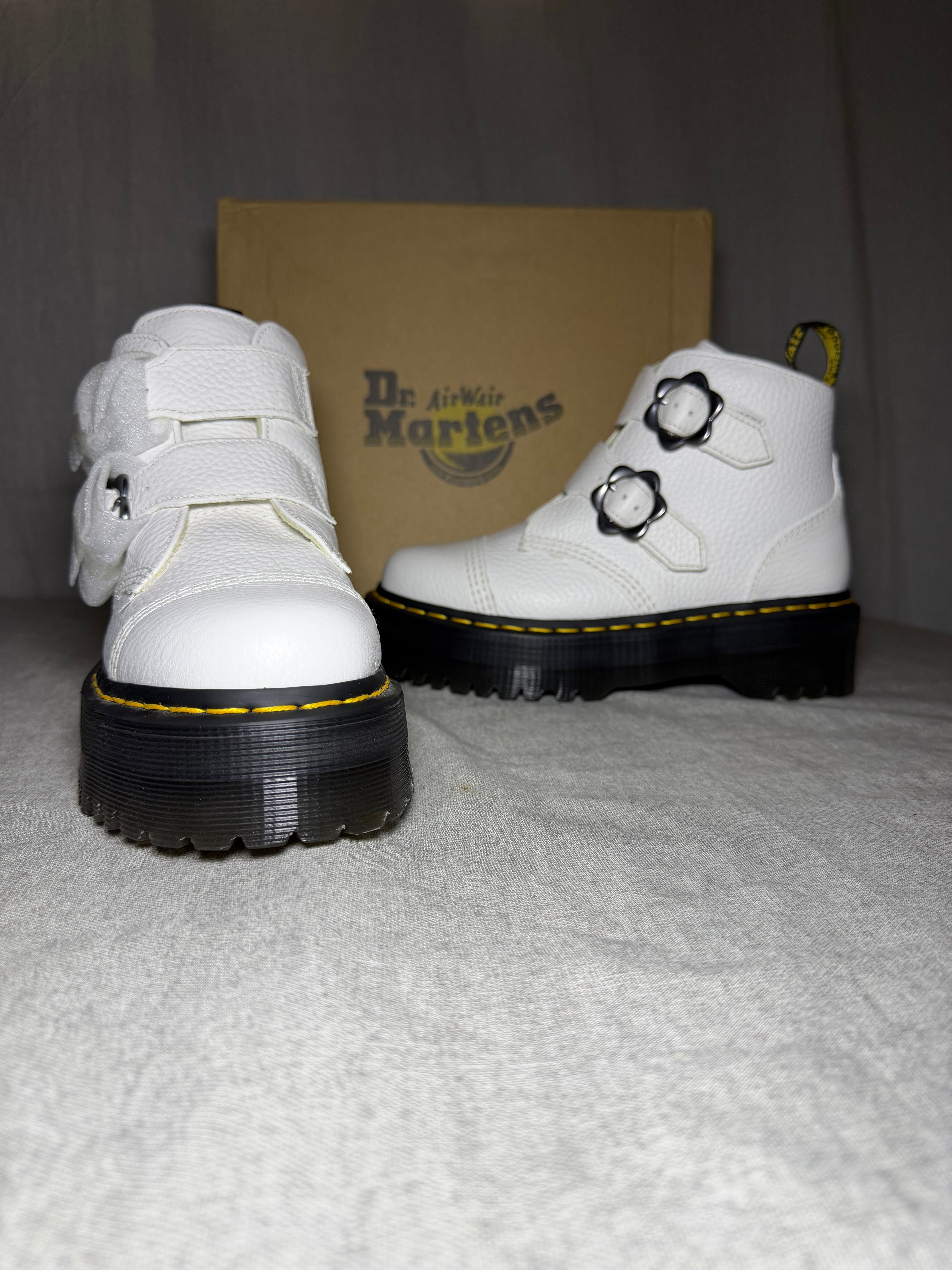 Dr. Martens Devon Flower White Pisa Leather
Platform Boots EU 38 - New in Box