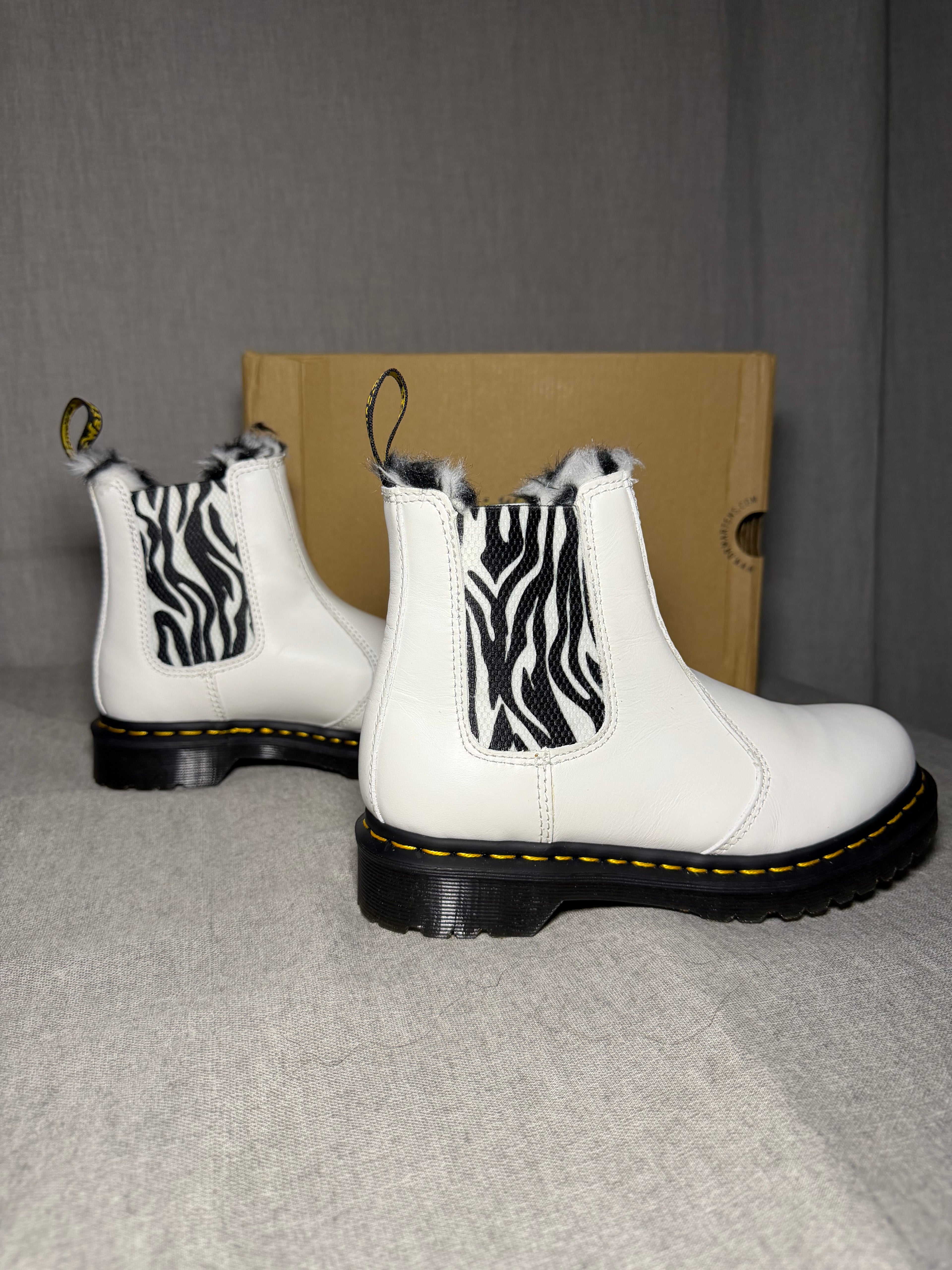 Dr. Martens 2976 Leonore Faux Fur Lined
Chelsea Boots White Zebra EU 37 UK 4 US Women 6