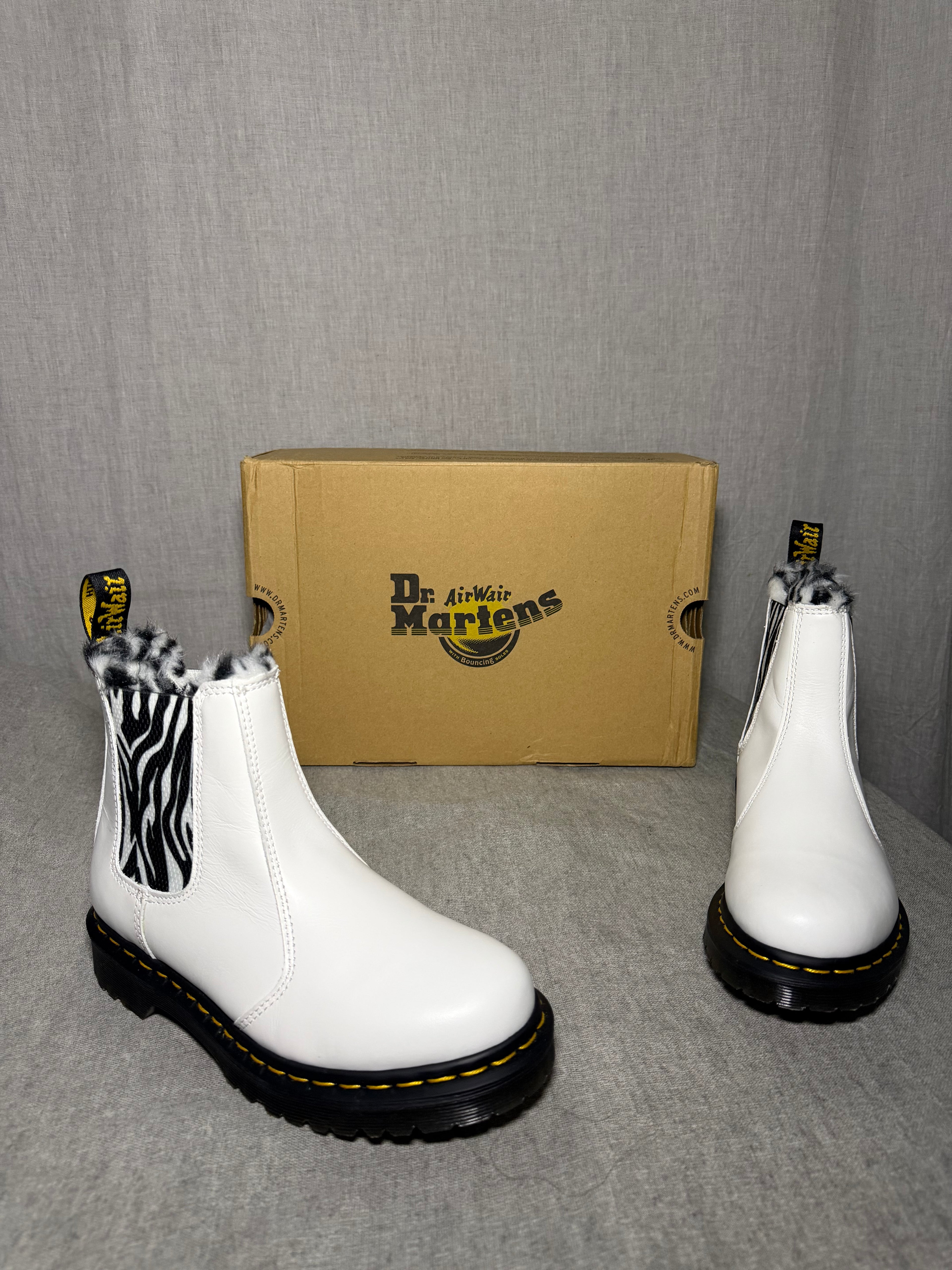 Dr. Martens 2976 Leonore Faux Fur Lined
Chelsea Boots White Zebra EU 37 UK 4 US Women 6
