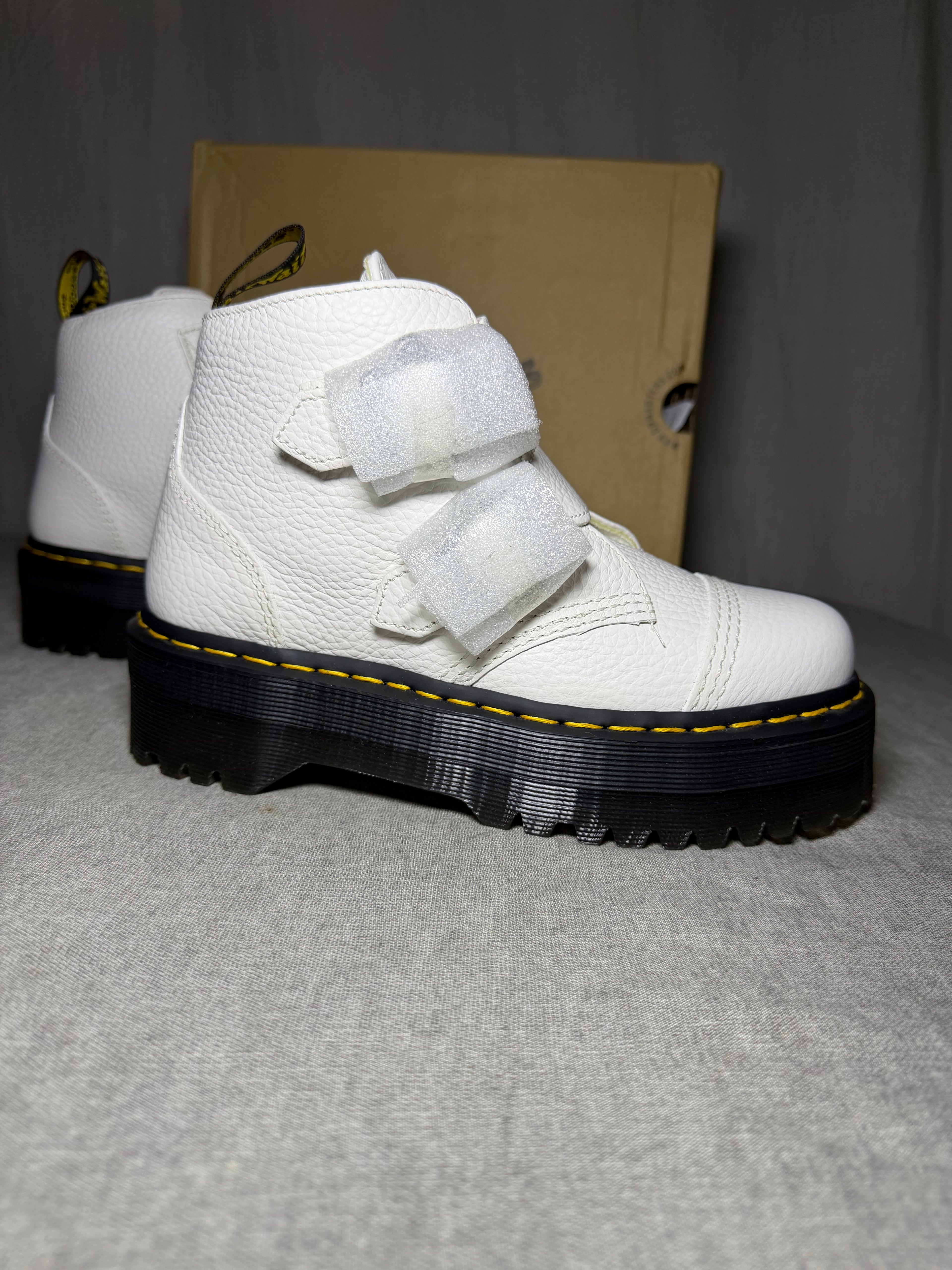 Dr. Martens Devon Flower White Pisa Leather
Platform Boots EU 38 - New in Box