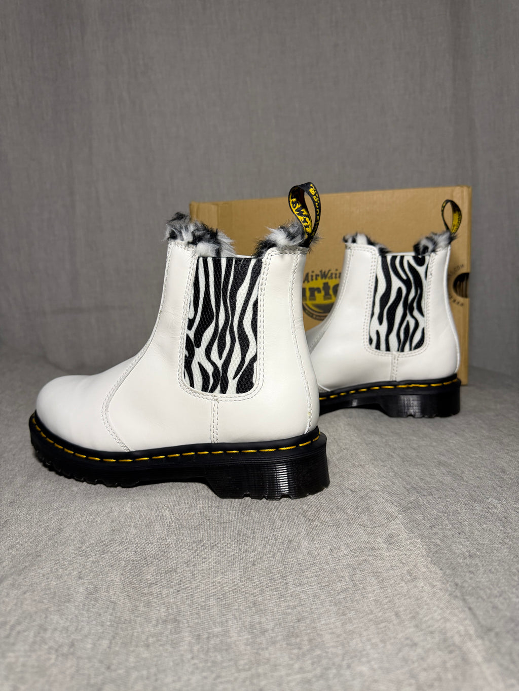 Dr. Martens 2976 Leonore Faux Fur Lined
Chelsea Boots White Zebra EU 37 UK 4 US Women 6
