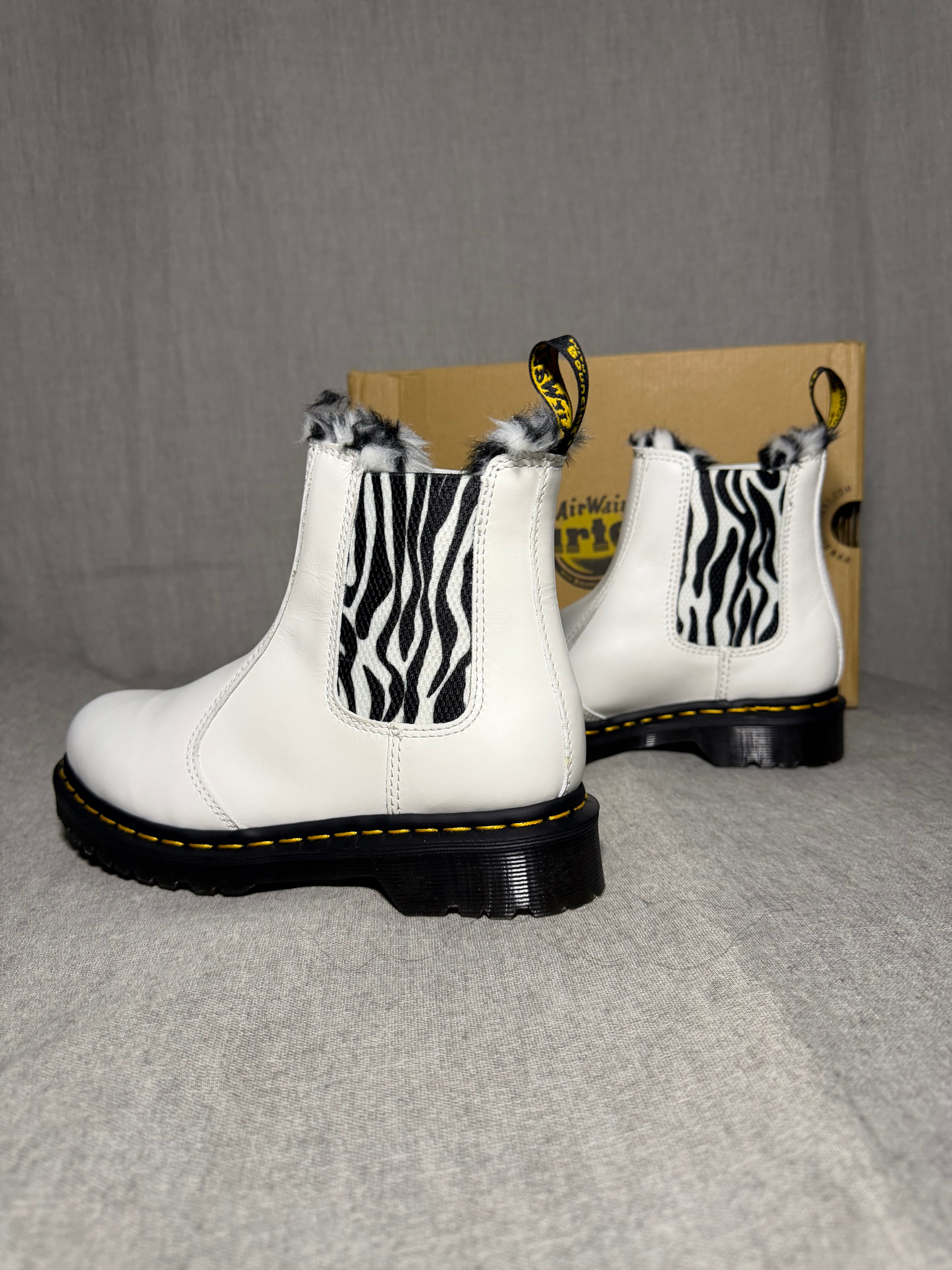 Dr. Martens 2976 Leonore Faux Fur Lined
Chelsea Boots White Zebra EU 37 UK 4 US Women 6