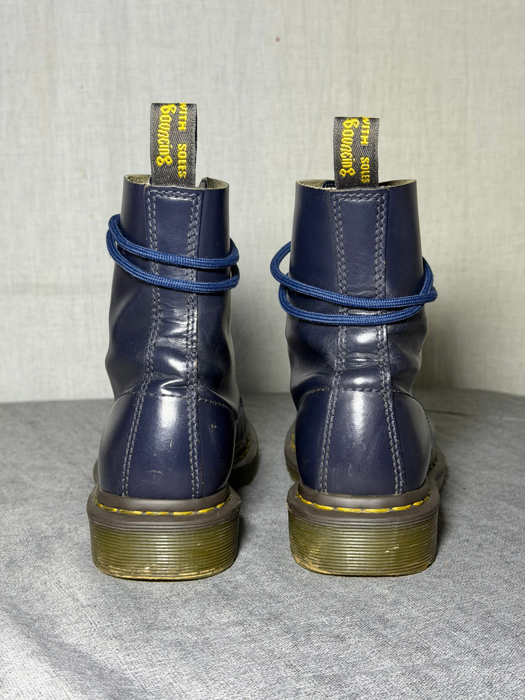 Dr. Martens Pascal 8-Eye Boots - Navy Blue
Leather UK 4 US Women 6 EU 37