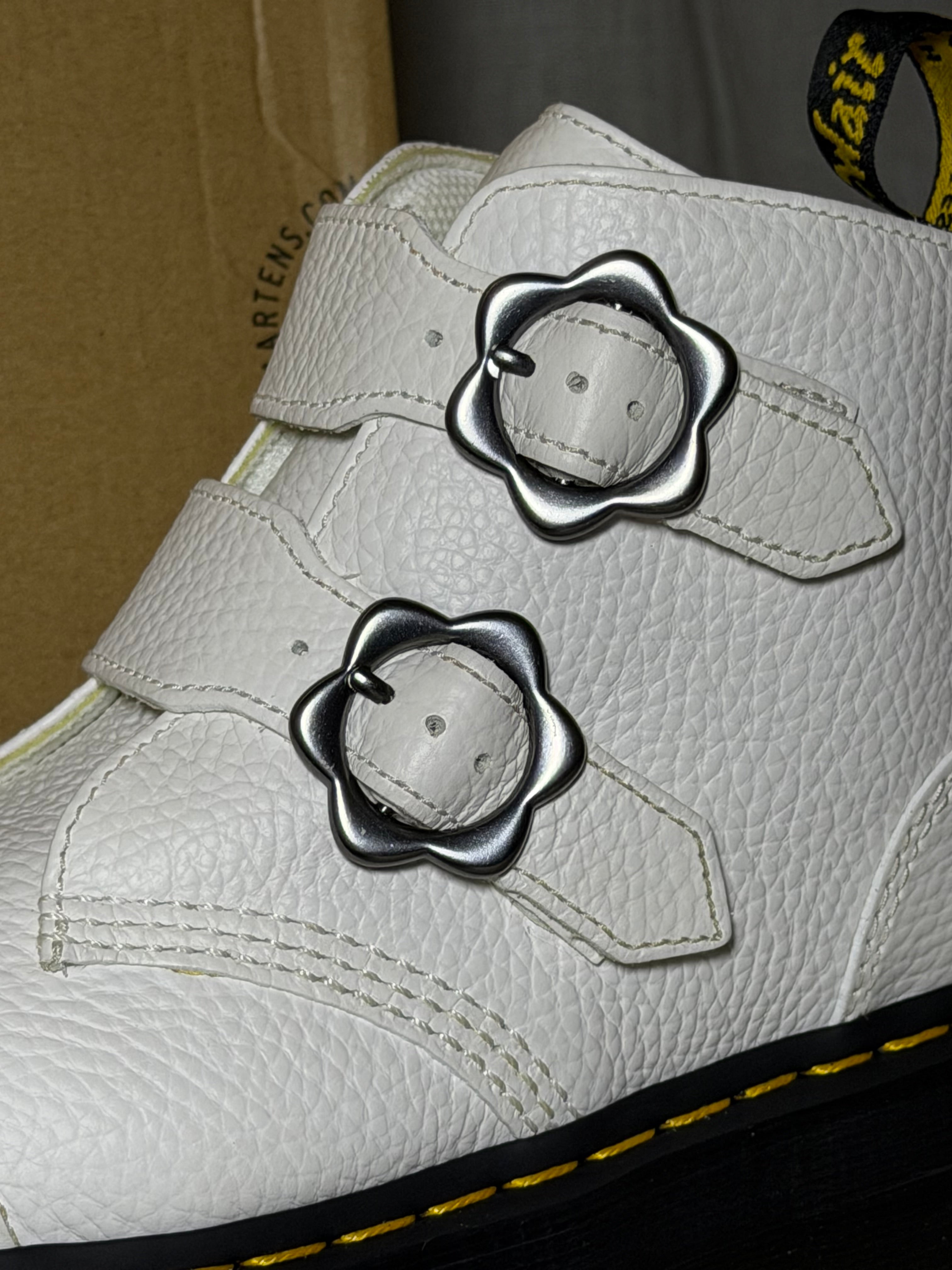 Dr. Martens Devon Flower White Pisa Leather
Platform Boots EU 38 - New in Box